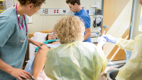 Bildet viser en kvinne som føder på sykehus