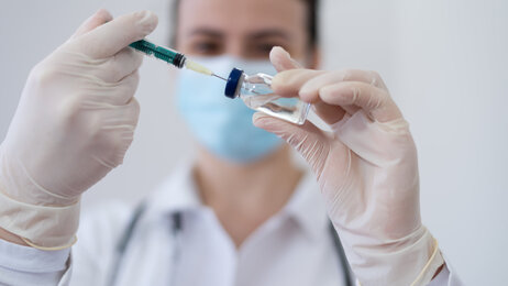 Bildet viser en sykepleier med covid-19 vaksine