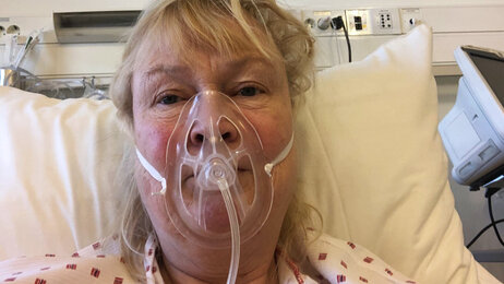 Bildet viser Marianne Rustad Carlsen på Ullevål sykehus. Hun ligger i sengen med pustemaskin.