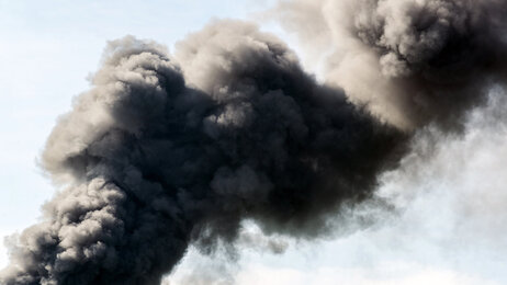 Bildet viser et svart røyk