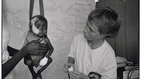 Bildet viser sykepleier Turid Andreassen på sitt første første oppdrag. Juba 2005