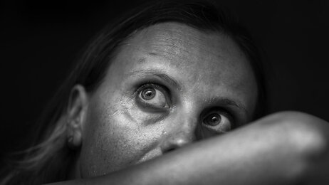 Bildet viser en kvinne som er redd