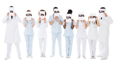 Bildet viser sykepleiere med plakater med prosenttall for små deltidsstillinger