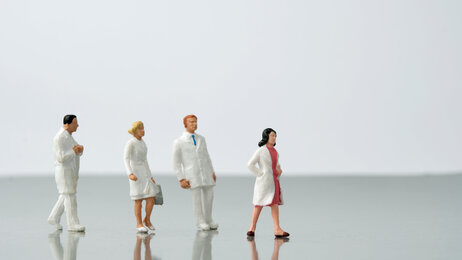 Bildet viser fire leger i form av figurer