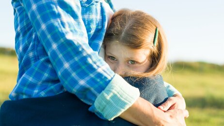 Bildet viser en jente som holder rundt sin mor