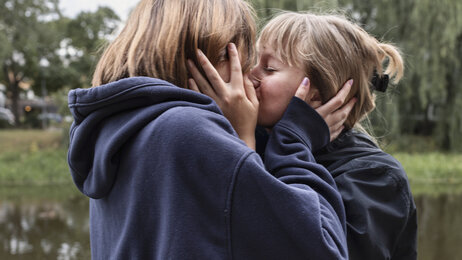 Bildet viser to ungdommer som kysser.