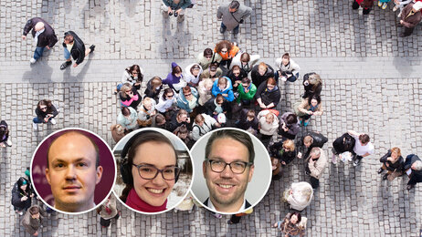 Bildet viser en folkemengde i en gate sett fra et fugleperspektiv