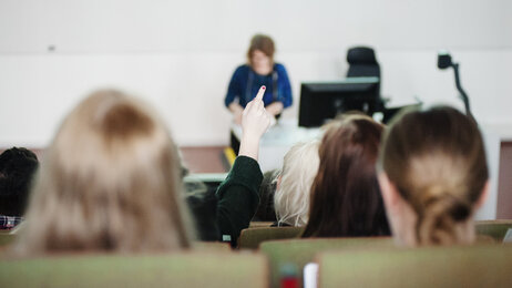 Bildet viser studenter som sitter i forelesning