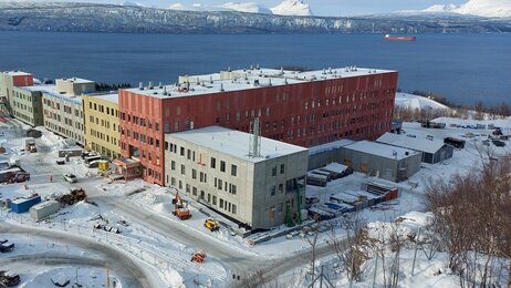 Bildet viser det nye sykehuset i Narvik slik det fremsto nybygget i mars 2023