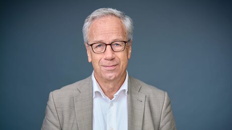 Bildet viser et portrett av Øystein Olsen