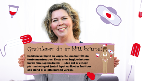 Bildet viser et bilde av innleggsforfatter Solveig Dorthea Enger holder opp en hilsen til unge jenter på kvinnedagen