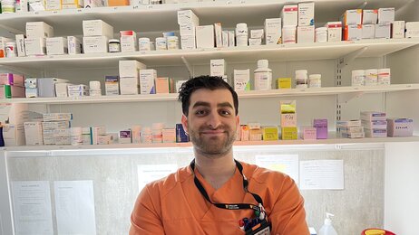 Bildet viser Robert Kotcho på jobb som sykepleier.