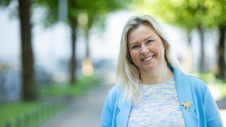 Bildet viser Ida Giske i sommerlige omgivelser