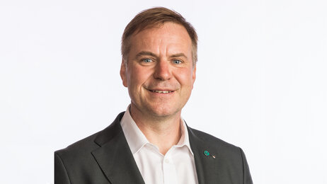 Bildet viser et portrett av innleggsforfatter Alfred Bjørlo