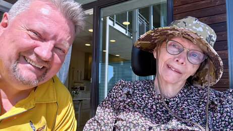 Bildet viser Leif Arild Fjellheim sammen med sin mor