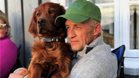 Bildet viser Bjørn Kenny Skomakerstuen. Bjørn Kenny har hunden sin på fanget.