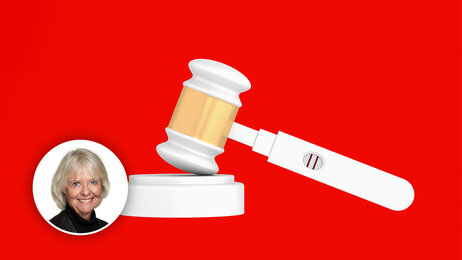 Bildet viser en dommerklubbe utformet som en graviditetest.