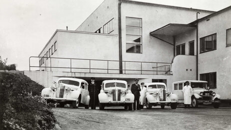 Bilde viser: Aker sykehus, garasje, biler, ambulanser, menn, sjåfører, uniformer