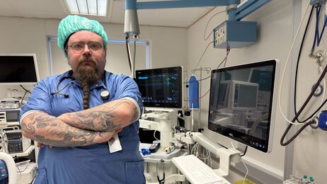 Bildet viser Markus Ljøkjell på jobb. Han står med armene i kors.