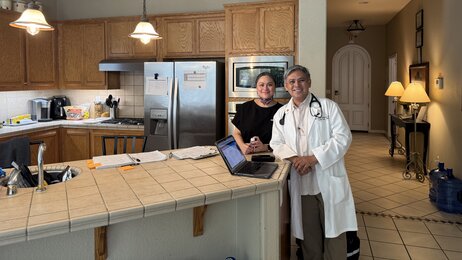 Bildet viser nurse practitioner Ron og en kollega.