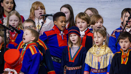 Illustrasjonsfoto: Barn fra Oslo Samiske skole synger på markeringen av samenes nasjonaldag i Oslo rådhus i 2023.