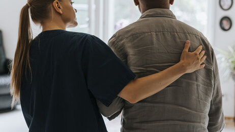 Bildet viser en sykepleier og en pasient