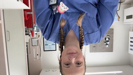 Bilde viser sykepleier Lise Jørgensen i sykepleieruniform