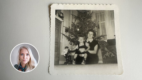 Bildet viser et gammelt fotografi av et barn og en mor.