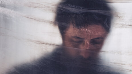 Bildet viser en mann som er fortvilet