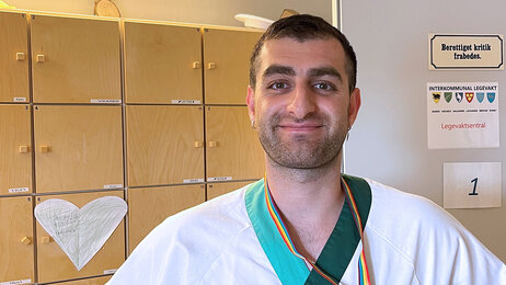 Bildet viser Robert Kotcho på jobb i sykepleieruniform.