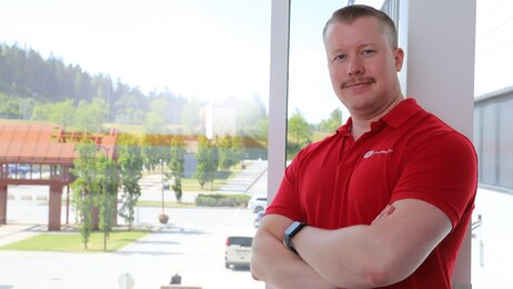 Bilde viser Johan Marcus Johansson med armene i kors