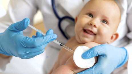 Bildet viser et spedbarn som får en vaksine