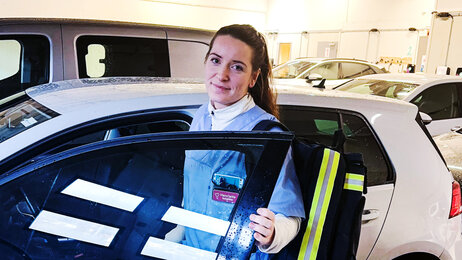 Bildet viser Henriette Anzjøen på jobb og på vei inn i en bil.