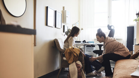 Bilet viser en helsesykepleier som undersøker en elev.