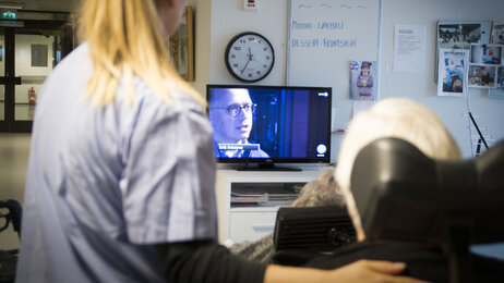 pleier og beboer på sykehjem