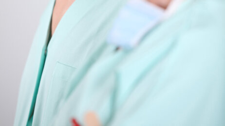 Bilde av en mann og en kvinne i profil.