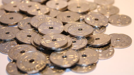 Bildet viser norske kronestykker spredt utover