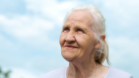 Bildet viser en eldre dame
