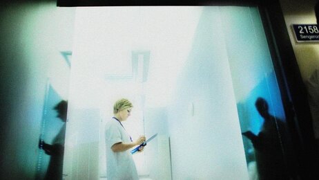 Bildet viser en sykepleier som noterer.