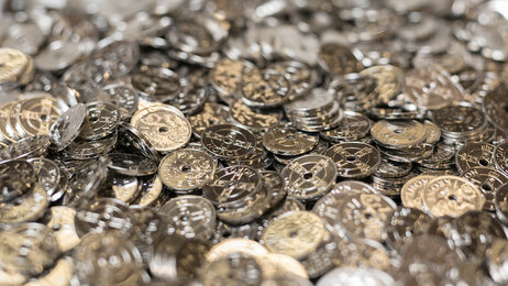 Bildet viser en haug med norske kronestykker