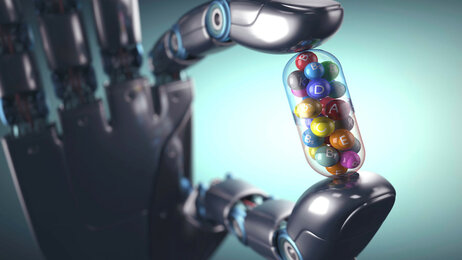 Bildet viser en robothånd som holder frem et lite pilleglass.