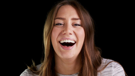 Kvinne som ler