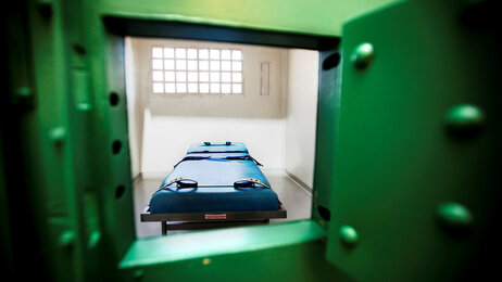 Seng med belter på isolat, fra Ila sikringsanstalt