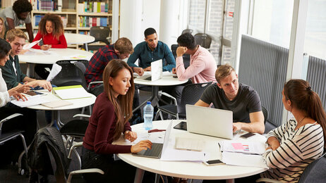Studenter som gjør gruppearbeid