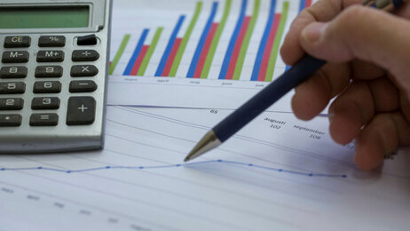 viser en person som leser statistikk