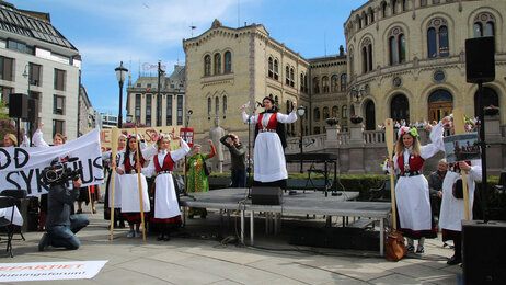 Anja Solvik utenfor stortinget.