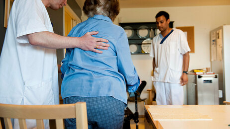 Ufaglærte på vakt på sykehjem.