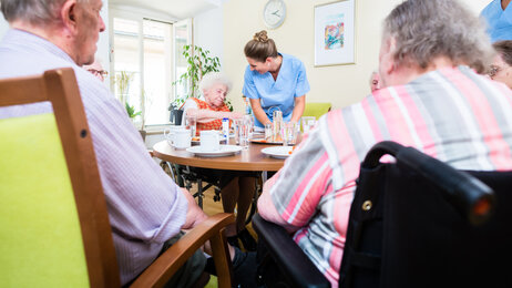 Eldre som spiser sammen 