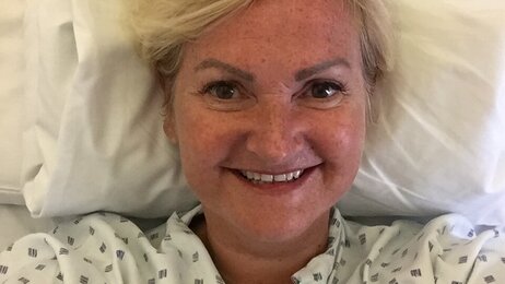 Bildet viser Siv Blom i sykehusskjorte.