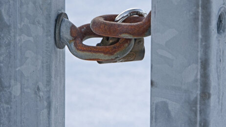 Bildet viser en port som er lukket